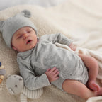 Boneca Bebê Reborn de Corpo Macio Cuddle Bear 40cm, Roupinha Removível + Acessórios de Alimentação Inclusos