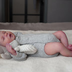 Boneca Bebê Reborn de Corpo Macio Cuddle Bear 40cm, Roupinha Removível + Acessórios de Alimentação Inclusos