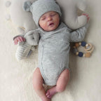 Boneca Bebê Reborn de Corpo Macio Cuddle Bear 40cm, Roupinha Removível + Acessórios de Alimentação Inclusos