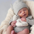 Boneca Bebê Reborn de Corpo Macio Cuddle Bear 40cm, Roupinha Removível + Acessórios de Alimentação Inclusos