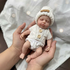 Boneca Reborn de Silicone Sólido Mini Oliver James 20cm Lavável, Membros Flexíveis, Olhos Fechados de Recém-Nascido Dormindo, Roupa de Tricô Branca Incluída