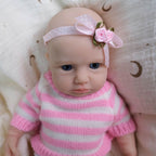 Boneca Bebê Reborn de Silicone Sólido Lulu 20cm, Membros Flexíveis, Roupa de Malha Listrada Rosa Incluída
